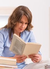 Obraz premium Young woman reading book