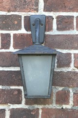 Alte Laterne an Hausmauer