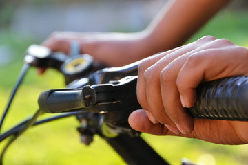 hands holding the handlebars on the bike