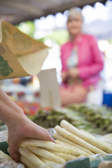 markt,wochenmarkt,verkäufer wiegt spargel
