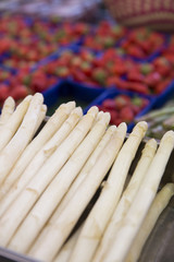 Spargel und Erdbeeren auf einem Markt
