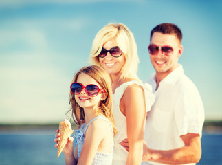 Fototapeta premium happy family eating ice cream