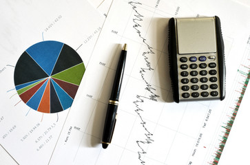 Arbeitstisch mit Geldrechner, diagramme, kalkulationen