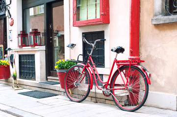 Fototapeta na wymiar Red rustic retro bicycle. Outdoors.