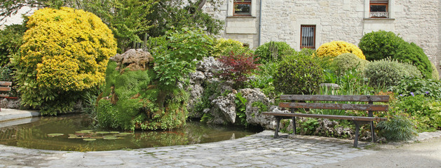 bassin dans un jardin