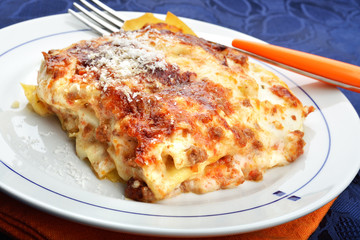 piatto di lasagne al forno
