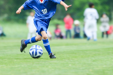 Obraz premium サッカー、フットボール、スポーツ、球技、ボール、足、走る、ドリブル、日本、アジア、グランド、芝生、試合、練習、学生、一人