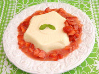 Pudding mit Erdbeeren