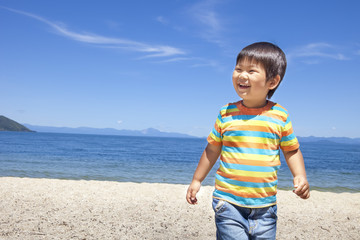 海で遊ぶ笑顔の子供