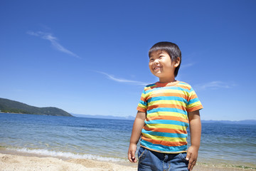 海で遊ぶ笑顔の子供