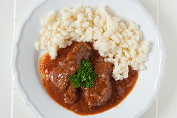 Gulasch mit Nockerl