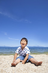 海辺で遊ぶ子供