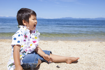 夏の海で遊ぶ子供