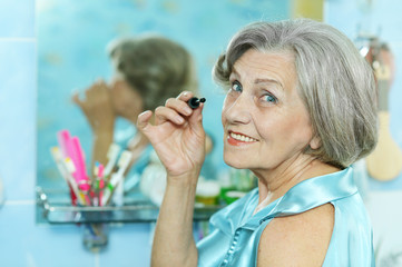 woman doing make-up