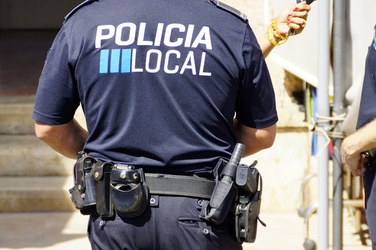 Polizist mit Uniform und Ausr&uuml;stung