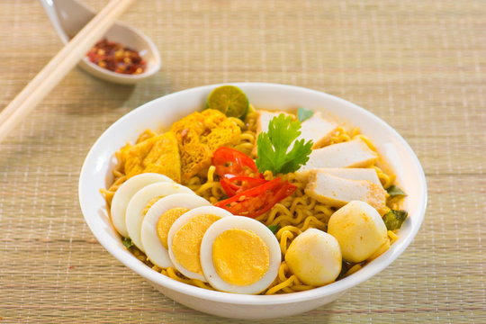 Singapore Curry Noodles with traditional setting