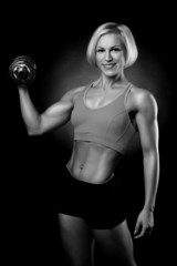 woman lifting dumbbells