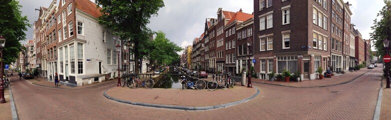 Häuser und Gracht in Amsterdam