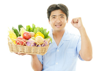 野菜を持つ笑顔の男性