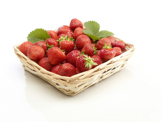Korb mit frischen Erdbeeren