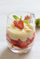 Vanillepudding mit beschwipsten Erdbeeren auf Holz