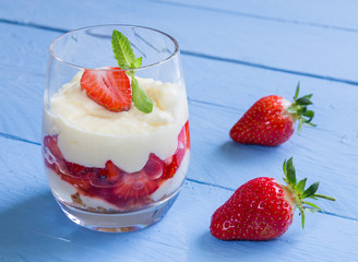 Vanillepudding mit beschwipsten Erdbeeren auf Holz