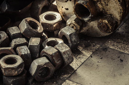Muttern und Schrauben