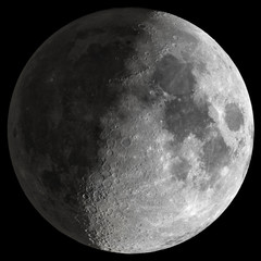 Obrazy na Szkle  Half Moon z ostrymi detalami.