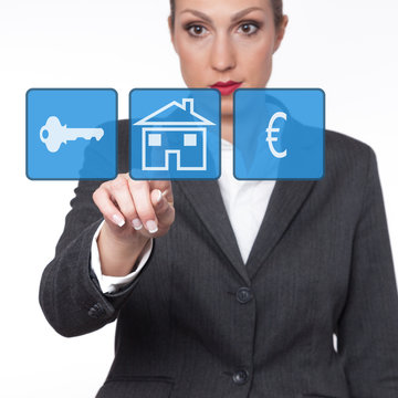 Frau ber&uuml;hrt ein Symbole Haus Geld Euro Schl&uuml;ssel