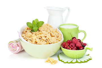 Fresh corn flakes with berries and milk