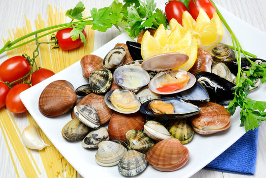 raw seafood called fasolari with mussels and clams