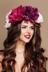 Naklejka premium beauty portrait of sexy model with curle hair and bright flowers