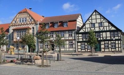 Breite Straße und Rathaus in Arneburg/Elbe