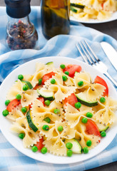 Pasta with zucchini, tomatoes and peas