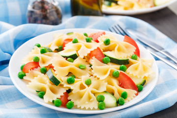 Pasta with zucchini, tomatoes and peas