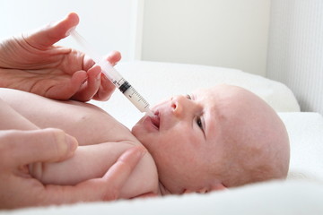 Baby bekommt Vitamin D oder Vitamin K mit Spritze