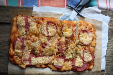 Пицца с салями и сыром