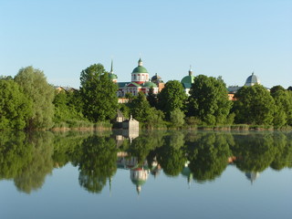 Fototapeta na wymiar Monastery on the lake