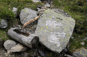 Brunnen im Gebirge