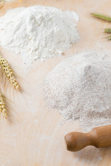 Farine bianche e spighe di grano su un asse di legno