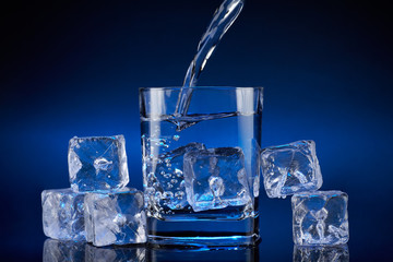 Eiswürfel im Glas mit Wasser