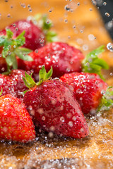 Fragole  con schizzi d’acqua cristallizzata