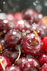 Ciliege con schizzi d’acqua cristallizzata