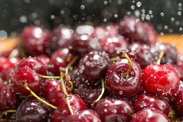 Ciliege con schizzi d’acqua cristallizzata