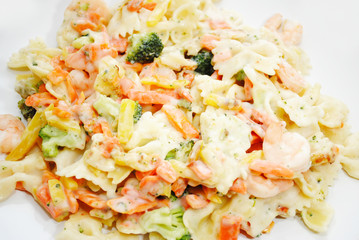 Pasta, Shrimp and Veggies with Creamy Garlic Sauce