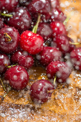 Ciliege con schizzi d’acqua cristallizzata