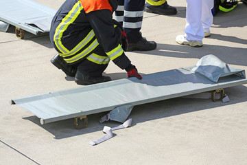 Feuerwehrmann mit Krankentrage