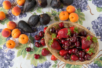 Misto di frutta fresca su un tavolo