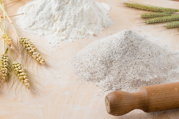 Fototapeta na wymiar Mąka i pszenicy uszy na desce