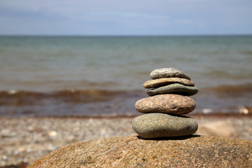 Zen Steinfigur am Strand